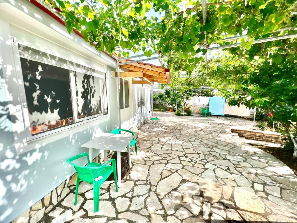 Coral Guesthouse Sarandë Exteriör bild