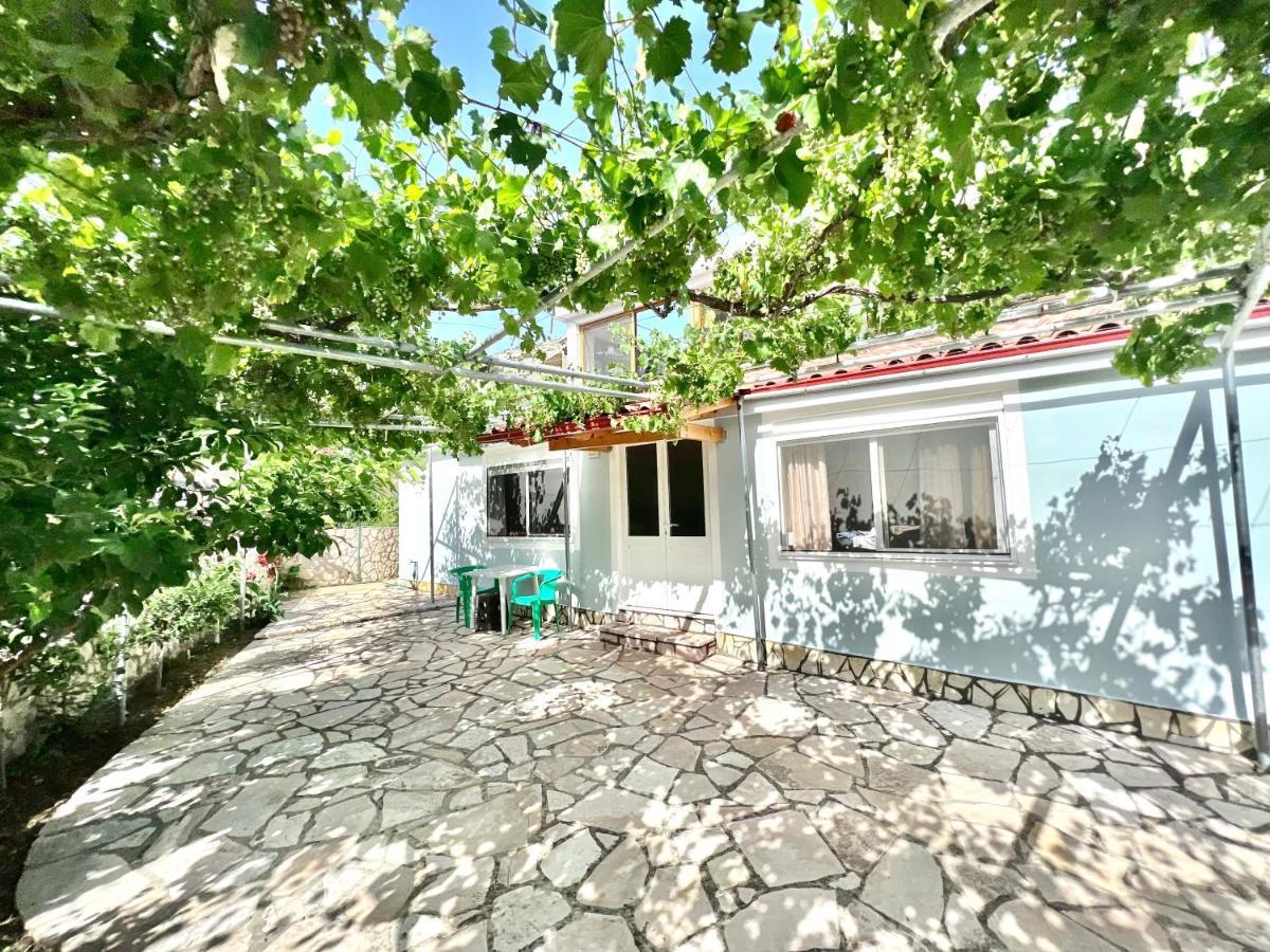 Coral Guesthouse Sarandë Exteriör bild