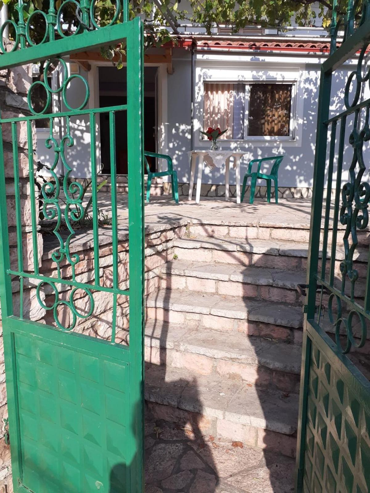 Coral Guesthouse Sarandë Exteriör bild
