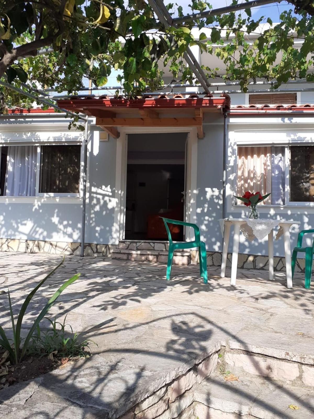 Coral Guesthouse Sarandë Exteriör bild